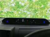 速度やシフト位置などの情報が運転席正面に表示され、必要な内容を視線の移動を抑えて確認できます。表示がまとまっており、日々の運転時に把握しやすい配置です。