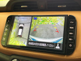 車両周辺の映像と上から見たような表示を組み合わせ、駐車時の周囲確認をサポート。ガイド表示も備わり、車庫入れや狭い場所での取り回しを助ける便利な装備です。