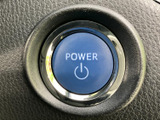中央の電源ボタンは文字とマークで表示され、必要な操作を見分けやすい仕様です。発進前の準備を進める際にも、押す場所がひと目で分かり扱いやすい装備です。