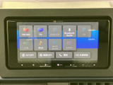 ラジオやテレビ、Bluetooth Audio、USBなどの選択肢が一覧で表示され、使いたい音源を画面から選べます。項目が見やすくまとまり、日常のメディア操作に便利です。