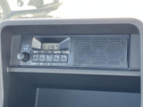 ラジオと時計をまとめたユニットは、表示とボタンが並び、運転席から確認しやすい配置です。日常の移動中に時刻や音声を手元で扱える、わかりやすい装備です。