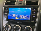 画面にテレビ映像を表示でき、停車中の休憩時間などに視聴を楽しめます。見やすい位置に設けられており、車内で過ごす時間をより快適にしてくれます。