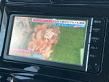 停車中は画面でテレビ番組を視聴でき、休憩時間や待ち合わせのひとときにも活用できます。映像が表示されるので、車内で過ごす時間の楽しみが広がります。