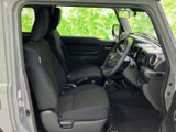 前席は視界が広く、運転席から前方や周囲を確認しやすいレイアウトです。シートには落ち着いた色合いの生地を採用し、乗り降りの際もゆったりと座れる空間が広がります。