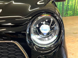 【LEDヘッドライト】悪天候や夜間走行時も良好な視界を確保し安心して運転できる高輝度LEDヘッドライトを装備!点灯速度が早く、消費電力も抑えられています。