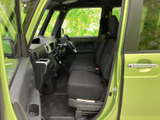 運転席と助手席が並ぶ前席は、窓からの視界が広く、周囲を確認しやすい空間です。座面や足元にもゆとりがあり、乗り降りのしやすさも日常使いにうれしいポイントです。