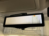 ルームミラーに後方の映像を表示でき、車内の様子を確認しながら後方の状況も把握できます。ミラー位置に画面があるため視線を移しやすく、駐車時などの後方確認を助けてくれます。