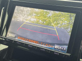 後方の映像に加えてガイド線が表示され、駐車時に車両周辺を確認する目安として活用できます。周囲を直接確認しながら車庫入れをサポートする、日常使いに便利な装備です。