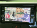 テレビ番組を画面で視聴でき、停車中の待ち時間にもお楽しみいただけます。画面には番組映像が表示され、日常のさまざまな場面で便利に活用できる装備です。