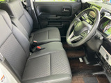 運転席まわりまで見通しやすく、前席はゆったりと腰掛けられる配置です。ドア内張りやシートも落ち着いた色合いでまとまり、乗車時に過ごす空間をすっきりと感じていただけます。