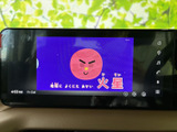 テレビ番組を画面で視聴できる装備です。停車中の待ち時間にも映像を楽しめ、車内で過ごすひとときに活用いただけます。表示が大きく、番組の内容も確認しやすい画面です。