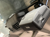 バック時の後方確認を画面で補助する装備です。駐車場や狭い場所で車両後方の状況を把握しやすく、周囲を目視で確認しながら慎重に操作したい場面に役立ちます。