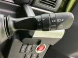 レバーには操作内容を示すマークが並び、必要な機能を目で確認しやすい設計です。手元で扱える位置にまとまっているため、運転中も視線を大きく外さず操作しやすくなっています。