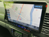 地図を大きく表示でき、現在地や周辺の道路を確認しやすい画面です。目的地までの道順を把握したい日常のお出かけでも、見やすさに配慮されたナビゲーションとして活用できます。