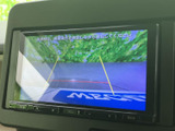 後方の様子を画面で確認でき、駐車時の周囲確認をサポートします。ガイド表示も備わり、車庫入れや狭い場所での取り回しに役立つ装備です。