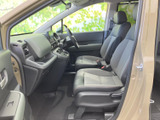 運転席と助手席は見通しのよい配置で、ゆったりと座れるシートが備わります。明るい内装色が広がりを感じさせ、乗り降りの際も前席まわりの様子を確認しやすい空間です。