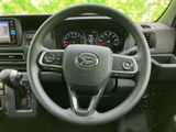 ステアリングには手元で扱えるスイッチが左右に配置され、視線を大きく移さずに各種機能へアクセスしやすい構成です。握ったまま必要な操作を行いやすく、日常運転を支えます。