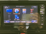 テレビやDVD、ラジオなど複数のAVソースを画面から選べる仕様です。使いたい音源をメニューで確認しながら選択でき、日々の移動中も好みに合わせた車内時間を過ごせます。