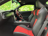 左右で統一された赤と黒のシートが、車内にまとまりを感じさせます。前席からは前方の見通しを確保しやすく、助手席の方もゆったり座れる空間です。