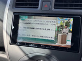 画面に映像を表示できるモニターを装備しています。表示内容は周囲の状況確認に活用でき、駐車時など車を停める場面で役立ちます。実際の映像を確認しながら、落ち着いて操作できます。