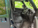 運転席まわりは前方の視界が広く、乗り降りの際も足元にゆとりを感じられます。落ち着いた色合いのシートで、毎日の通勤やお出かけにも使いやすい空間です。