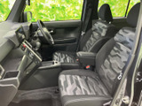前席は柄入りのシートが落ち着いた印象で、運転席からの視界も広く確保されています。足元やセンターまわりにゆとりがあり、乗り降りから着座まで日常で扱いやすい室内です。