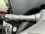 【オートワイパー(AUTO)】雨が降り出した時に、雨滴検出用センサー(レインセンサー)が雨滴を感知すると、自動でワイパーが動作します。