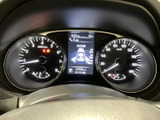 左右のメーターと中央の情報画面がまとまり、運転に必要な表示を視線の届きやすい位置で確認できます。速度や車両情報などを見分けやすい構成で、状況把握をサポートします。