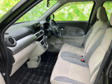 助手席側から運転席まで見渡せる室内は、明るい色合いでまとまり、前方の見通しにも配慮された空間です。ゆとりを感じる座席まわりで、同乗される方にもくつろいでお過ごしいただけます。