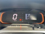 速度やシフト位置、燃料残量などをひと目で確認しやすい配置です。運転中に必要な情報を把握しやすく、毎日の移動を落ち着いてサポートします。