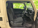 前席はゆったりとした空間で、運転席から前方や左右を見渡しやすいレイアウトです。座面や背もたれの形状にも配慮され、日常の乗り降りもスムーズに行えます。