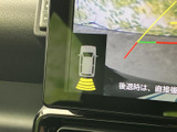 後方の映像に加えて車両の位置を示す表示もあり、後退時の周囲確認をサポートします。駐車スペースへの出し入れなど、後方を確かめたい日常の場面で役立つ装備です。