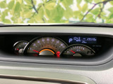 速度や燃料残量など、運転に必要な情報をまとめて確認できるメーター配置です。表示が運転席前方に集まり、視線の移動を抑えながら走行中の状況を把握しやすくなっています。