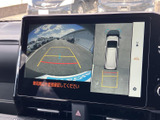 後方の映像に加えて車両周囲の表示も確認でき、駐車時の後方確認をサポートします。目安となるガイド線も表示されるため、駐車位置を把握する際に便利です。