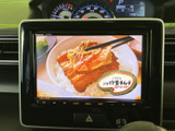 画面にテレビ映像が表示され、停車中に番組を視聴したいときに活用できます。大きく見やすい画面で映像を確認しやすく、休憩時間など車を停めて過ごすひとときに、便利な楽しみを添えてくれます。