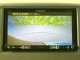 車両後方の様子を画面で確認でき、駐車時の後退操作をサポートします。目視で車両周辺を確かめながら活用できる装備で、駐車スペースへの出し入れや後方確認に役立ちます。
