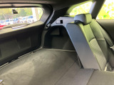 後方には荷室スペースが広がり、横の内張りや後席の背面も確認できます。荷物を載せる日常の買い物から、まとまった荷物の運搬まで、使い方に合わせて活用いただけます。