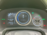 中央の速度表示をはじめ、燃料計や各種案内をまとめて確認できる配置です。必要な情報を運転席から把握しやすく、表示が整理されているため、日々の運転時にも確認しやすいメーターまわりです。