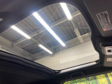 【ガラスルーフ】ガラスルーフ搭載で車内の解放感が一気にアップ!開放的なドライブをお楽しみいただけます。