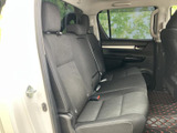 後席は横並びで座れるベンチタイプで、落ち着いた色合いが車内に馴染みます。窓から外の様子を確認しやすく、足元にも空間を確保。ご家族や友人との移動にも使いやすい室内です。