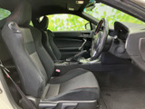 前席のシート形状や運転席まわりを横から確認できる室内です。シートは体を支える形状で、乗り降りの際も姿勢を整えやすく、落ち着いた色合いでまとまっています。