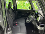 運転席と助手席は、ゆとりを感じる空間に並び、窓からの視界も広々としています。落ち着いた色合いのシートで、前席に座る方にも過ごしやすい車内空間です。