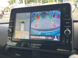 後方の映像に加え、車両周辺を上から見た表示も確認できるため、駐車時の位置合わせをサポートします。画面のガイド表示を目安に、周囲を確認しながら操作できます。