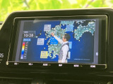 テレビ番組を停車中に楽しめる画面を備えています。天気予報などの情報番組も視聴でき、休憩中のひとときに便利。画面表示が見やすく、手軽に映像を楽しめる装備です。