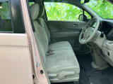 明るい色合いのシートとすっきりした足元で、運転席まわりにゆとりを感じられます。窓からの視界も広く、乗り降りの際も開放的。日々の移動を気持ちよく始められそうです。ぜひご確認ください。