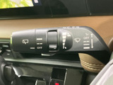 レバー上には操作位置を示す表示があり、設定を目で確認しながら扱えます。手元で調整しやすく、天候の変化に合わせた運転を支える実用的な装備です。