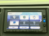 CDやラジオ、iPod、SDなど複数の音源が画面に並び、使いたい項目を選びやすい構成です。電話や設定のメニューも確認しやすく、普段の音楽再生やラジオ利用を手軽に楽しめます。