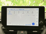 大きく見やすい画面に検索や電話、音楽などのメニューが並び、目的の項目を確認しやすい構成です。タッチ操作を中心に、移動中の案内や音楽選びに活用できます。