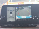 後方映像に加えて車両周辺の様子も確認でき、駐車時の安全確認をサポートします。画面上のガイド線を目安に、周囲との距離を見ながら駐車操作を行えます。