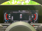 速度やシフト位置、電力関連の表示など、運転に必要な情報を画面上で確認できます。左右の表示も見やすく整理され、走行状況を把握しやすい構成です。